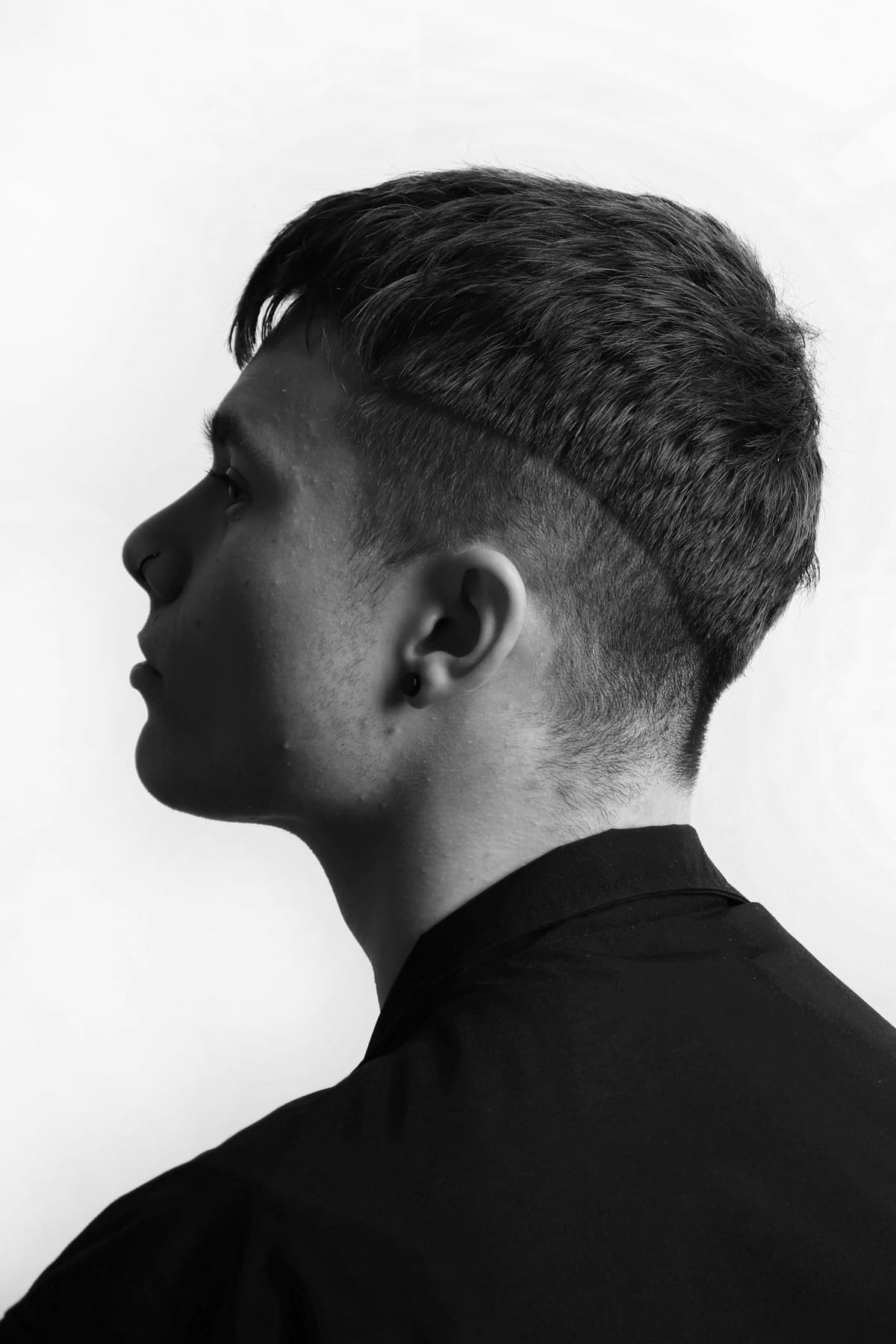 Razor-sharp undercut with a shaved parting line